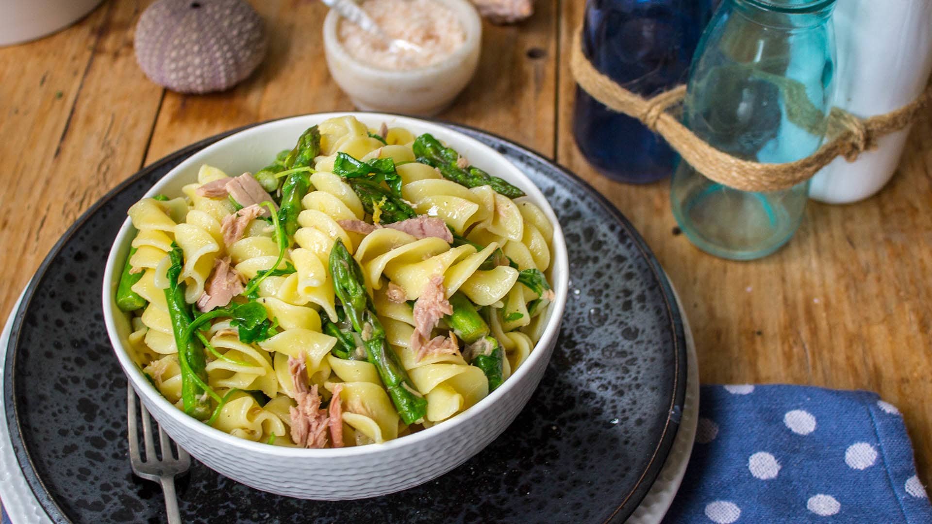 Spiral pasta with tuna and asparagus