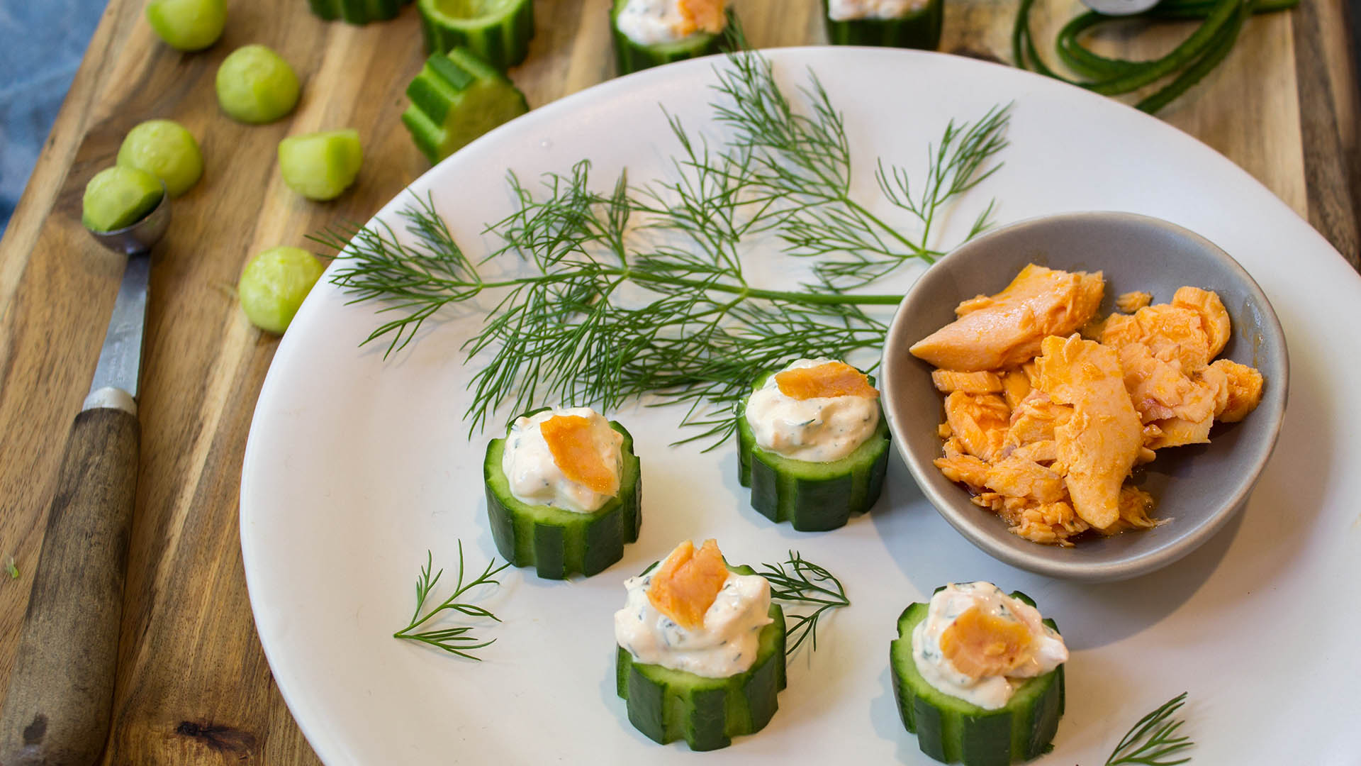 smoked salmon cucumber canapes
