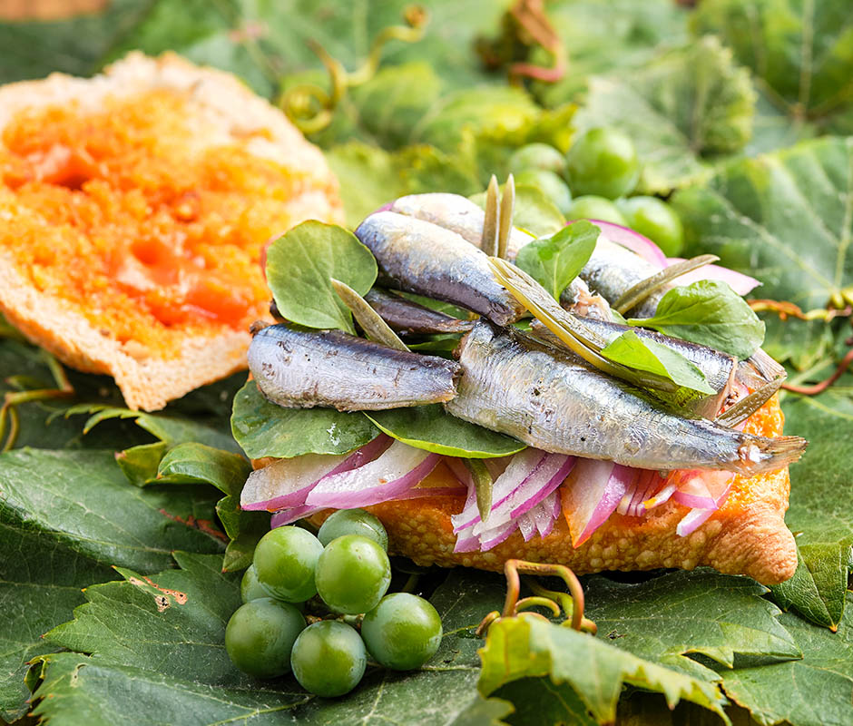 Cystic Fibrosis - Open harvest sandwich with sardines, meat and different vegetables